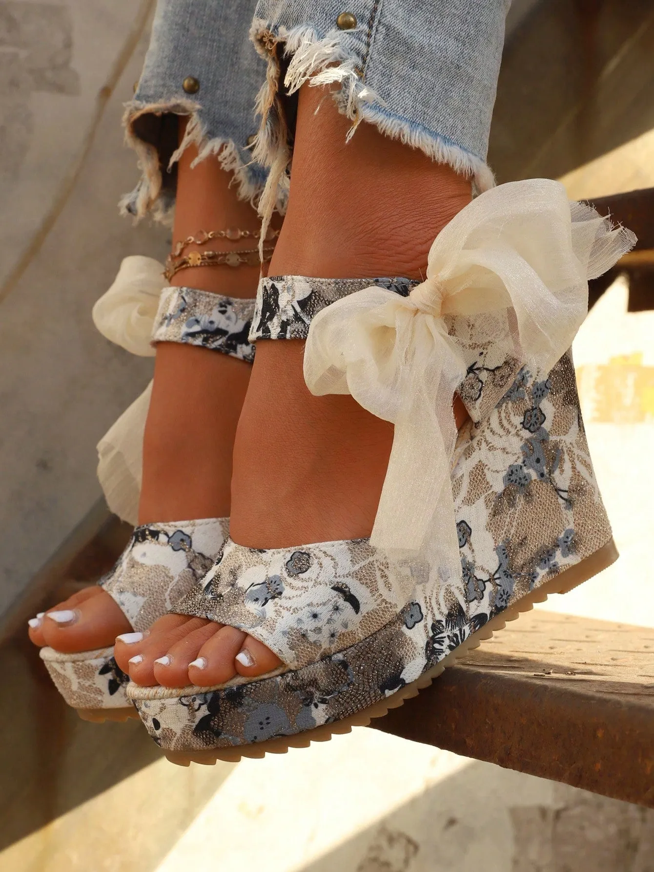 Fahionable  Bow Decor Floral Pattern Bow Decor Ankle Strap Wedge Sandals