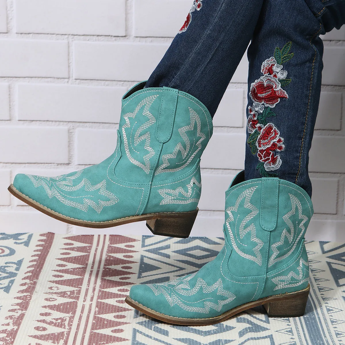 Women's V-cut Western Short Boots, Low Chunky Heel Pointed Toe Shoes, Solid Color Cowgirl Shoes